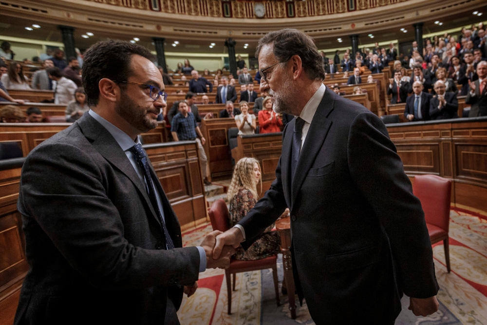 29日，西班牙國會最大反對黨社勞黨放棄爭奪政權，表決同意人民黨拉侯伊（Mariano Rajoy，右一）重返首相大位，終結國會長達10個月的空轉。（湯森路透）
