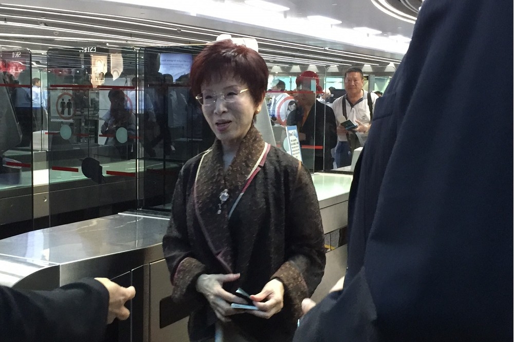國民黨主席洪秀柱率團登陸訪問，行前她在桃園國際機場接受媒體訪問表示，此行定調為兩岸「和平之旅」。（攝影：楊毅）