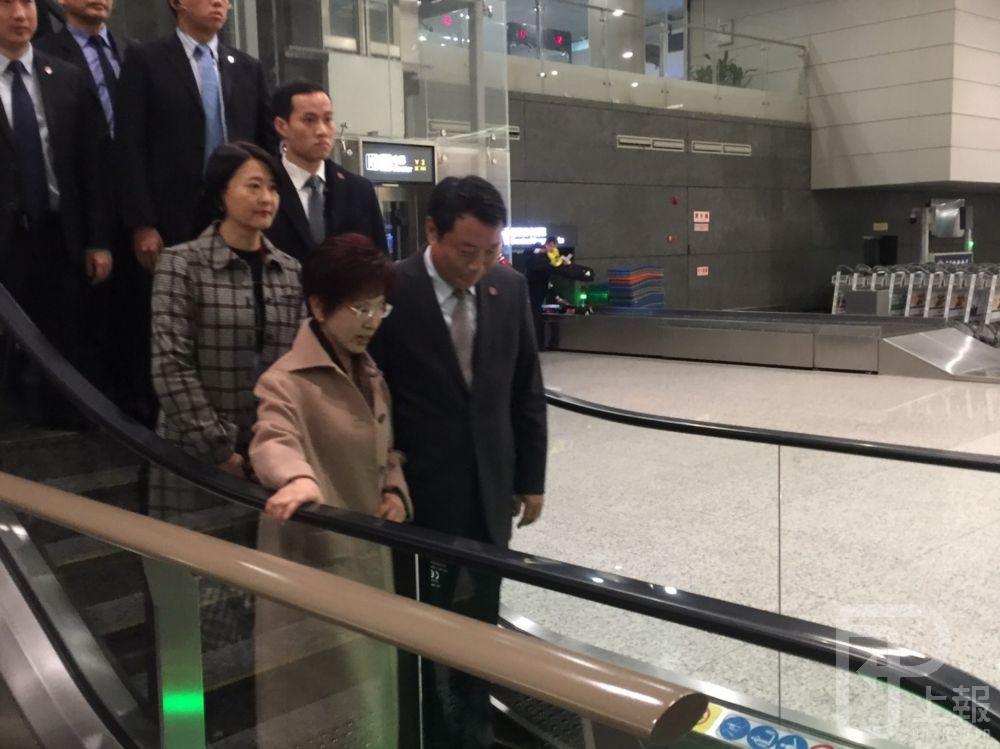 國民黨主席洪秀柱30日抵達南京祿口機場，由國台辦副主任陳元豐接機。（攝影：楊毅）