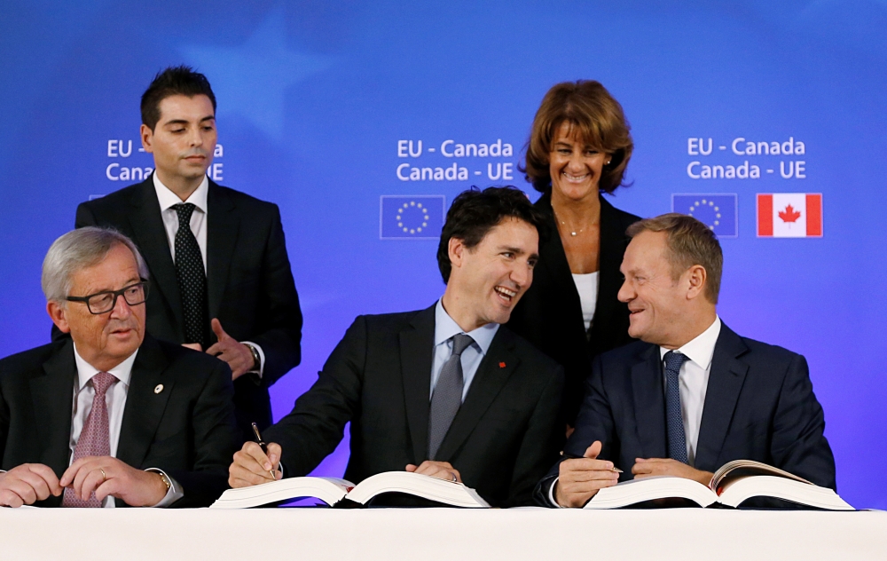 （由左至右）歐盟執委會主席容克（Jean Claude Juncker）、加拿大總理杜魯道（Justin Trudeau）和歐洲理事會主席圖斯克（Donald Tusk）。（湯森路透）