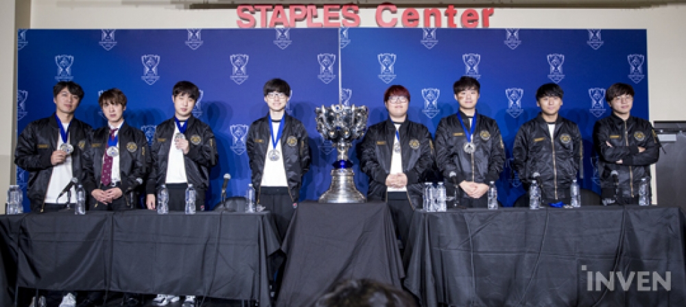SKT在Staples Center奪下了隊史上第三座的世界冠軍，同時也完成了二連霸。(圖片來源：Inven)