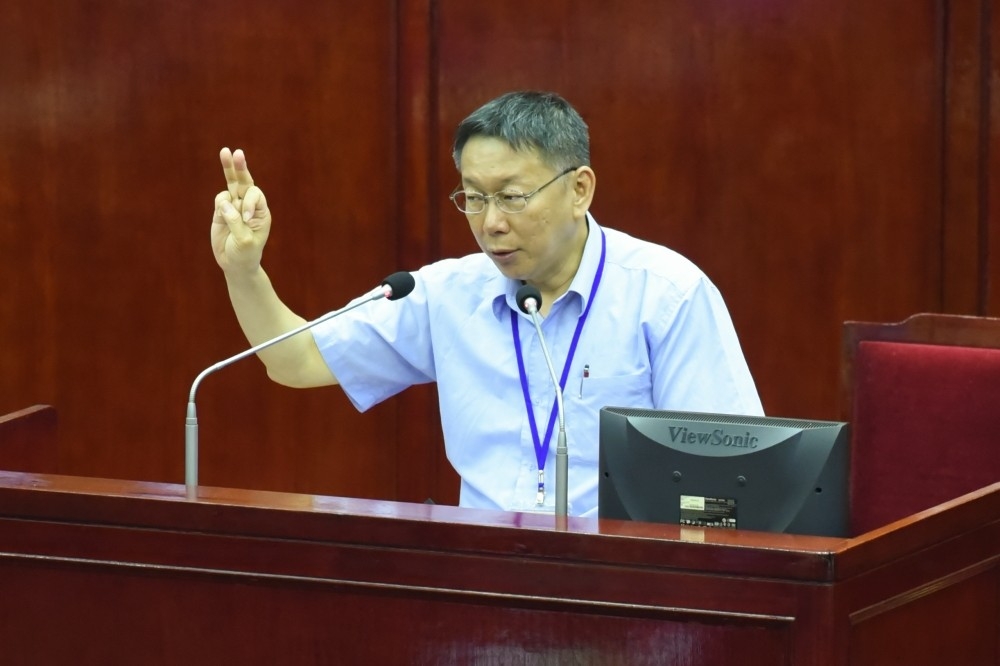 針對蕭曉玲復職案，台北市長柯文哲31日在專案報告時表示，重啟「教師不適任評議小組」，回到原點處理。（攝影：葉信菉）