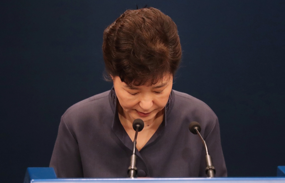 南韓總統朴槿惠為平息民怨，接受執政黨最高委員會建議，進行內閣大換血，大幅分出實權予新任總理。（湯森路透）