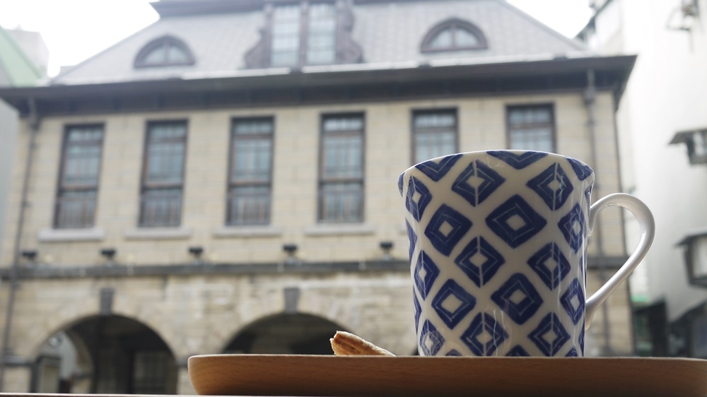 撫臺街洋樓對面喝咖啡，品嘗歷史的軌跡（攝影：黃映嘉）
