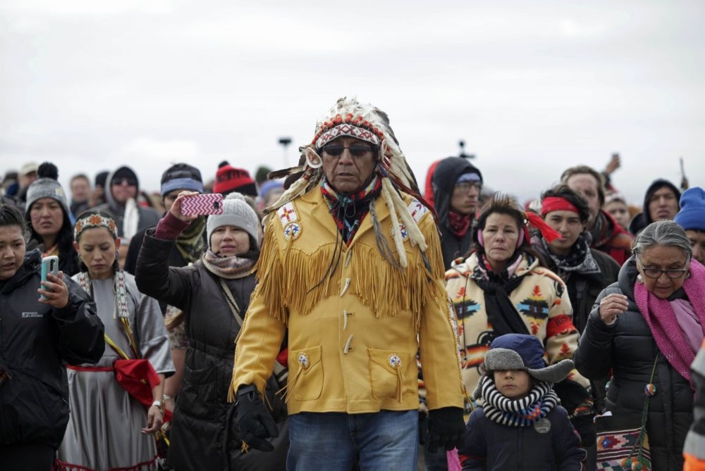 居住在美國北達科他州的蘇族原住民10月起強烈抗議石油管線的埋設。（湯森路透）