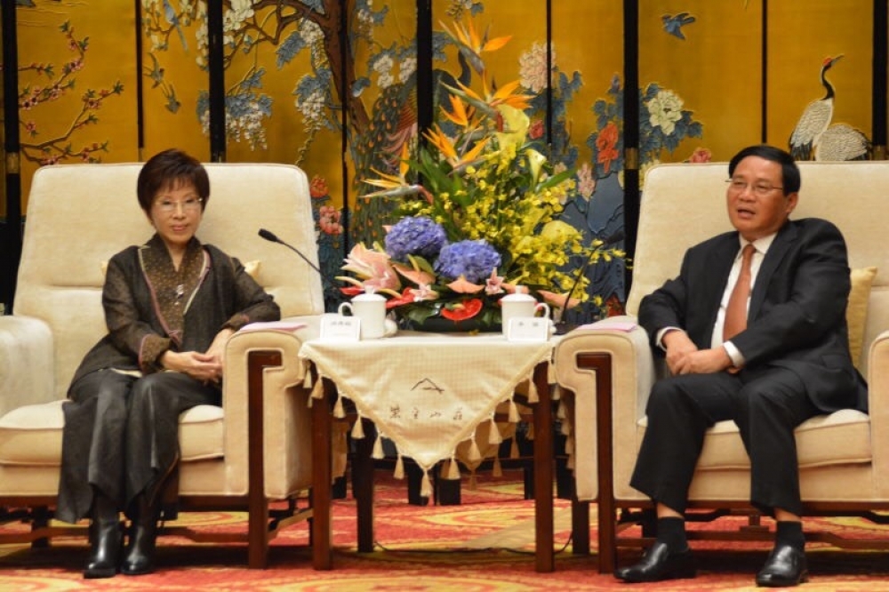 國民黨主席洪秀柱前往中國會見中國領導人，台灣卻有三家媒體突遭中國取消會面採訪資格。（國民黨提供）
