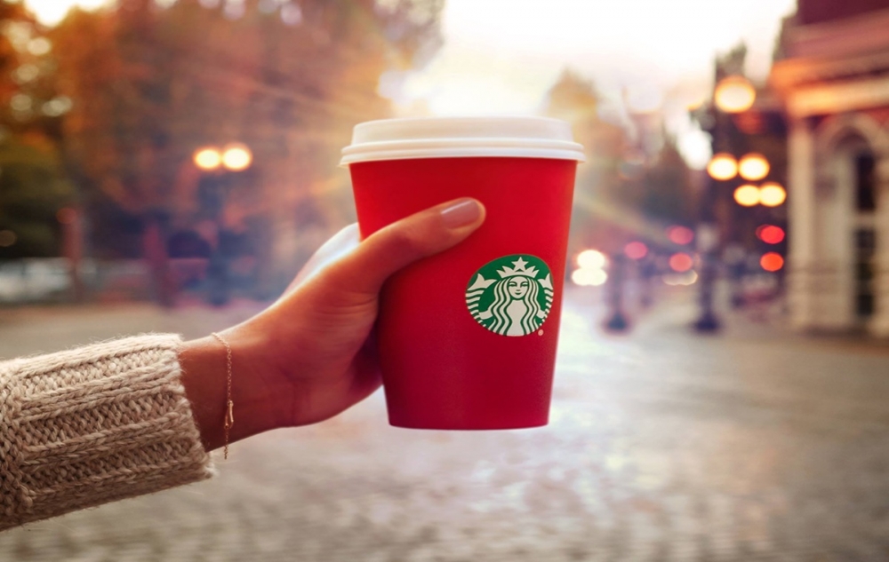 星巴克於2015年推出聖誕紅杯（圖片翻攝自星巴克官方粉絲團）