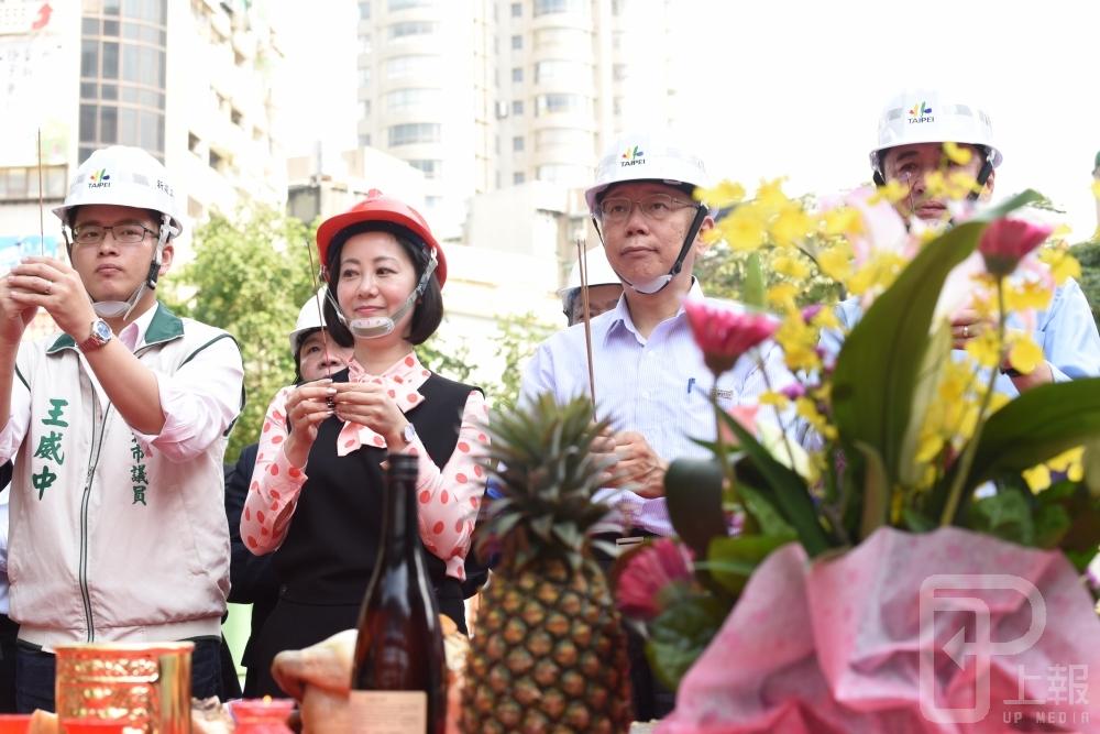 台北市長柯文哲（右二）5日到北投區七星公園，出席新北投車站上梁儀式。（攝影：葉信菉）
