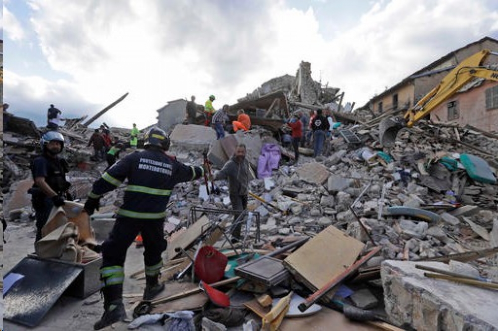 義大利8月地震時，搜救隊努力尋找任何可能的生還者。（美聯社）