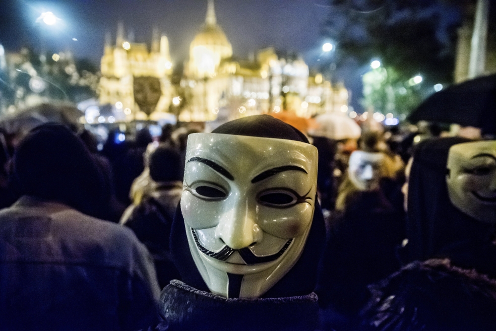 5日晚間，戴著「V怪客」面具的數千群眾集結於英國倫敦特拉法加廣場（Trafalgar Square），響應全球「百萬面具遊行」活動，主張反資本家、反政府。（美聯社）