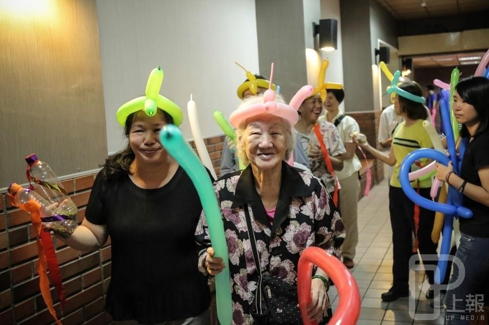 根據國發會最新統計報告，明年台灣老年人口數將超越幼年人口數。圖為日前北市舉辦「高齡友善，幸福台北」活動。（攝影：陳品佑）