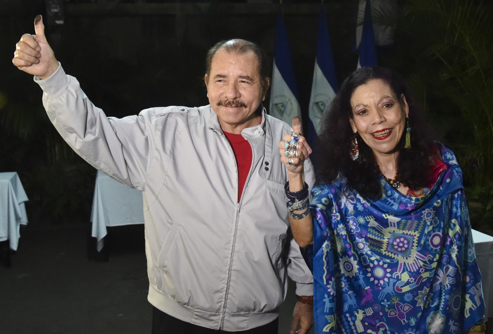 尼加拉瓜總統奧蒂加連任成功，妻子穆莉優（右）也成為新任副總統。(美聯社)
