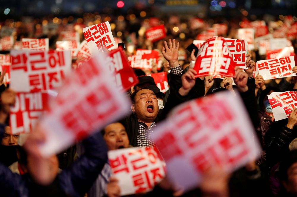 11月5日晚上，韓國各城市共有近30萬人走上街頭，要求捲入密友干政的韓國總統朴槿惠下台，僅是首爾一地就有十多萬人響應。（湯森路透）