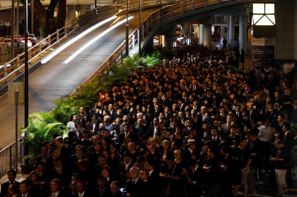 香港律師界8日傍晚5點半發起「靜默黑衣遊行」，表達對人大釋法的不滿。（湯森路透）