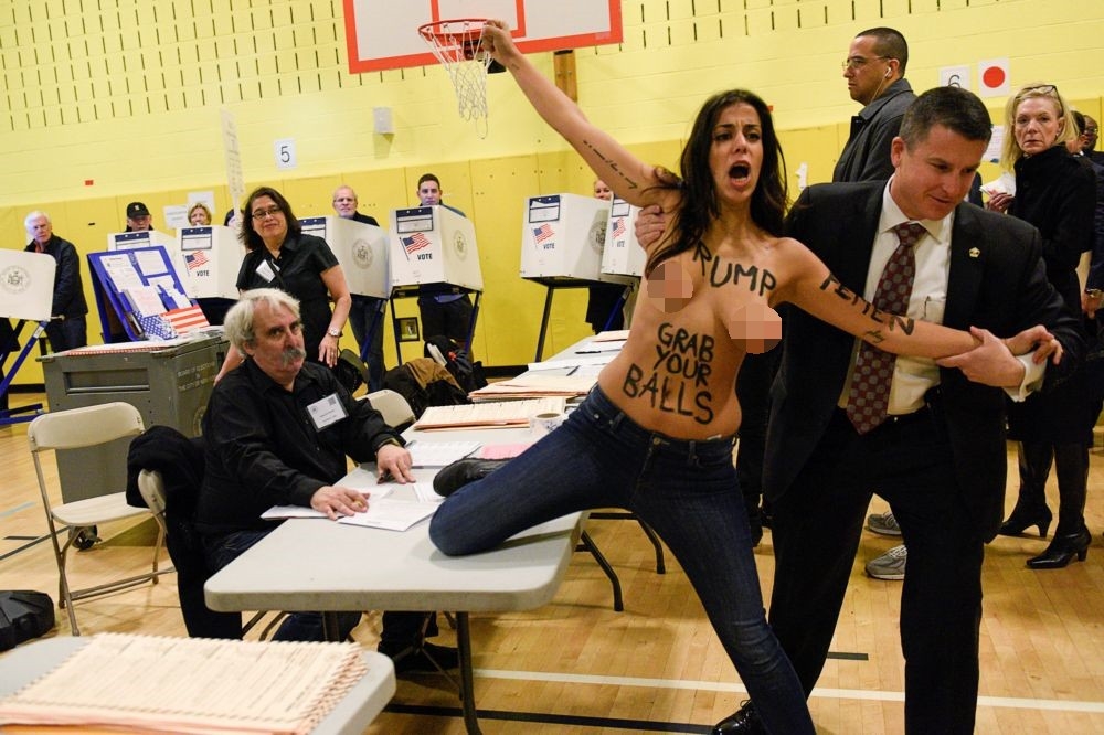 兩名「上空」女子於投票期間闖進投票所，高喊「川普，滾出我的投票所的！」的口號。（湯森路透）