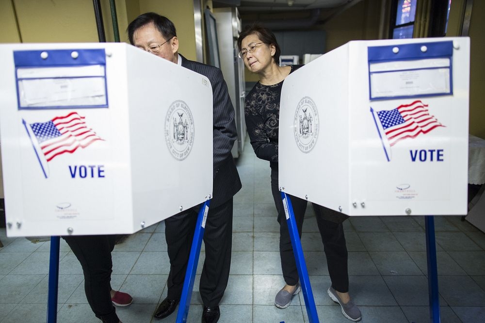 一對台裔美籍夫婦在這次美國總統大選中投下選票。（美聯社）