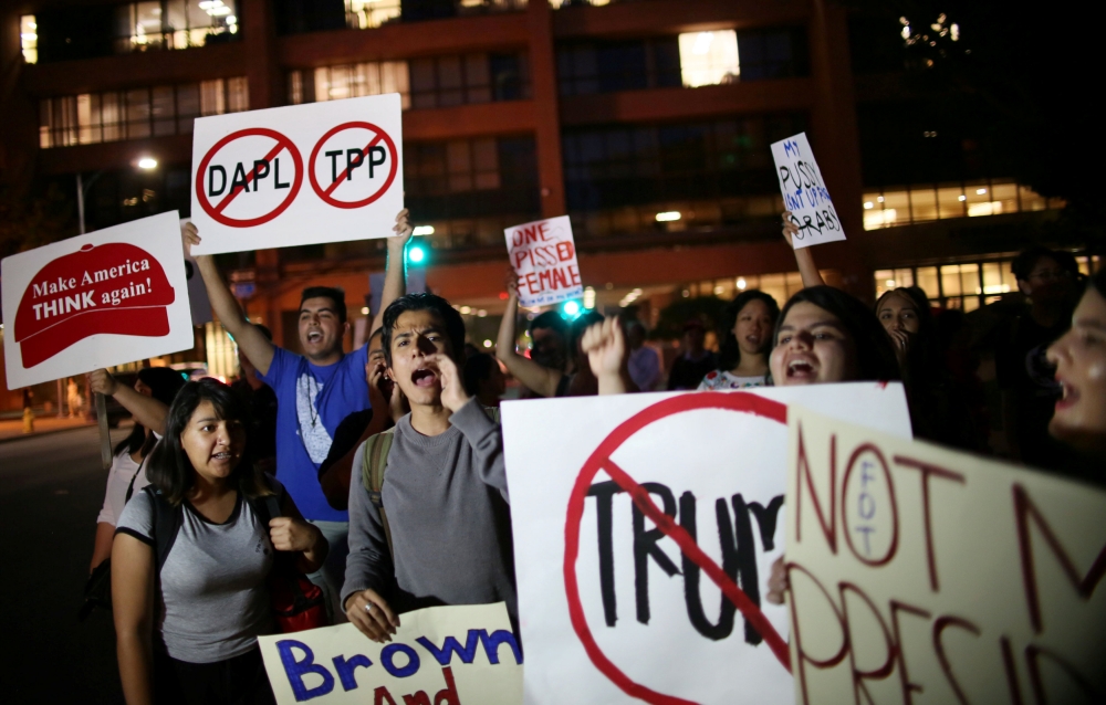 示威者穿過聖地牙哥的市中心，抗議川普當選美國總統。（湯森路透）