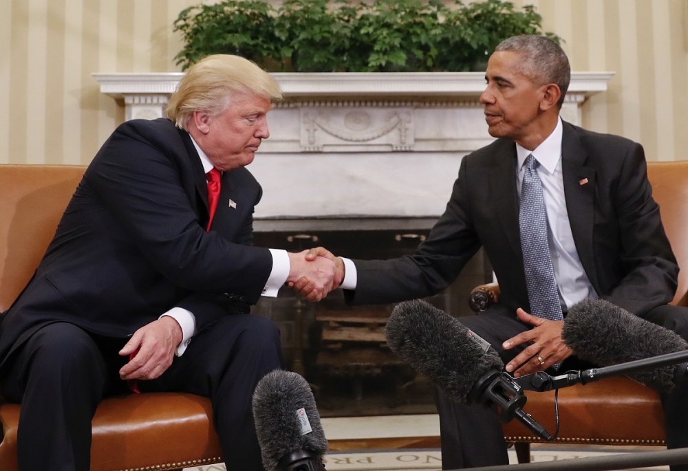 美國總統勝選人川普（左）10日獲邀前往白宮，與現任總統歐巴馬（右）會面。（美聯社）
