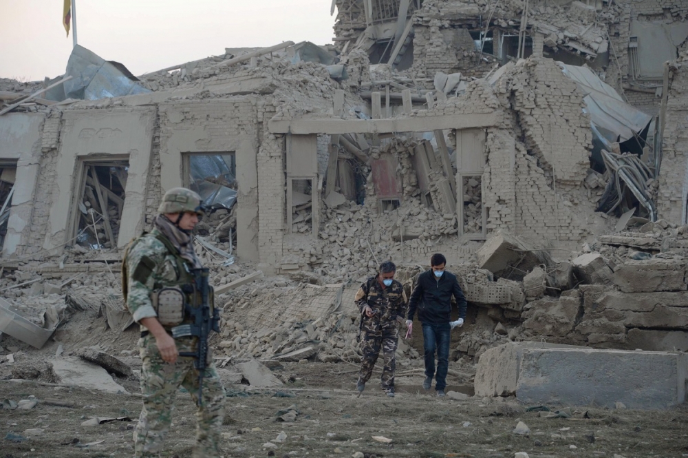 阿富汗維安團隊調查德國領事館附近的爆炸地點。（湯森路透）
