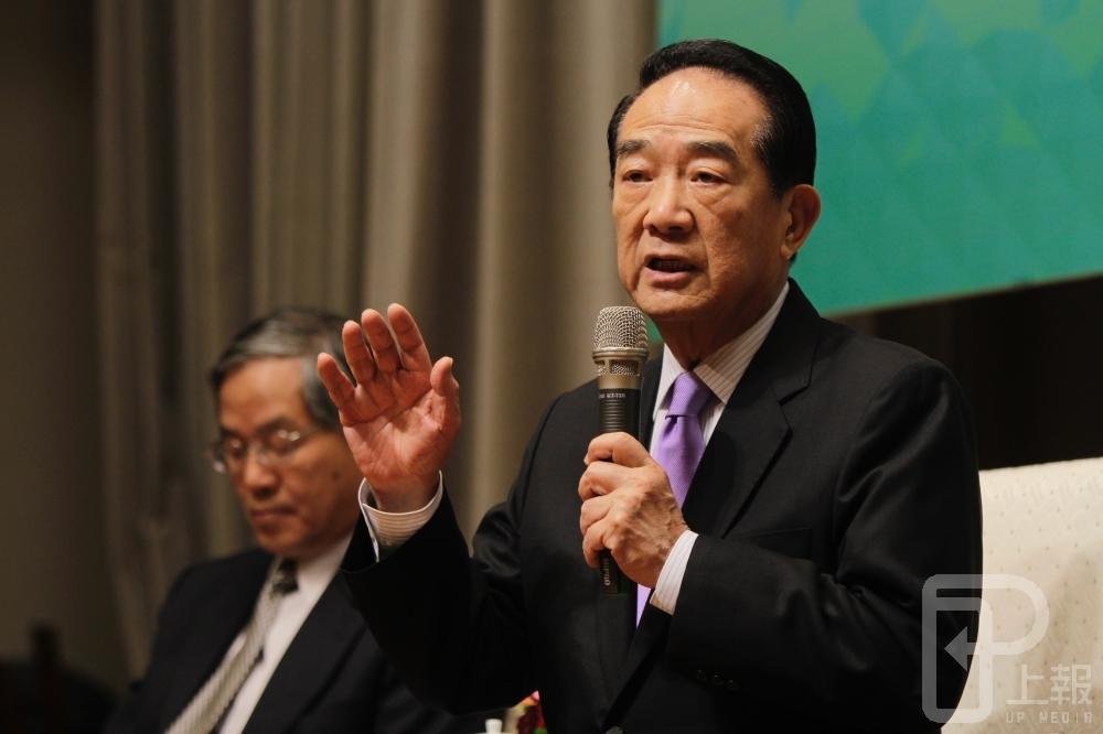 11日上午，行政院舉行APEC經濟領袖會議「宋領袖代表行前國際記者會」，宋楚瑜表示，此趟不是去玩的，是去為台灣的中小企業找尋出路。（攝影：李隆揆）