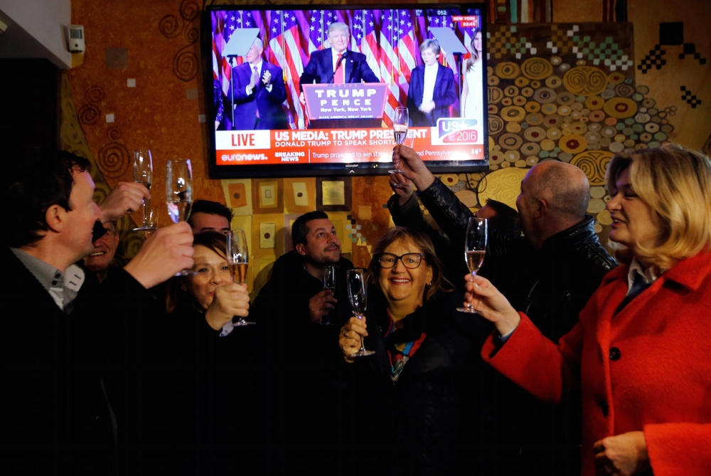 川普的支持者在勝選之夜，於川普家鄉的一間酒吧裡舉杯慶賀。（湯森路透）