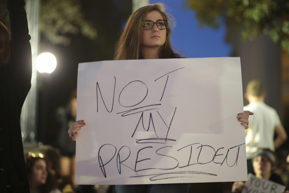 不滿川普當選的「不是我的總統」示威持續延燒，抗議遊行遍及全美。（美聯社）