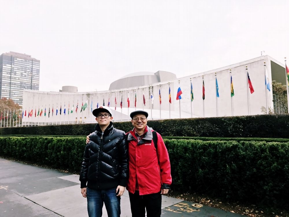 台灣罕見基金會董事長曾敏傑（右）原定受邀前往聯合國發表演說，因遭中國政治打壓而無法入場。會後與其公子在場外留影。（翻攝自罕病基金會網站）