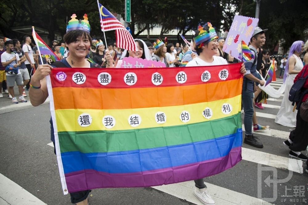 婚姻平權法案完成一讀後，反同婚團體訴求以「公民投票」決定同志婚姻是否合法化。圖為同志大遊行活動現場。（攝影：陳駿碩）