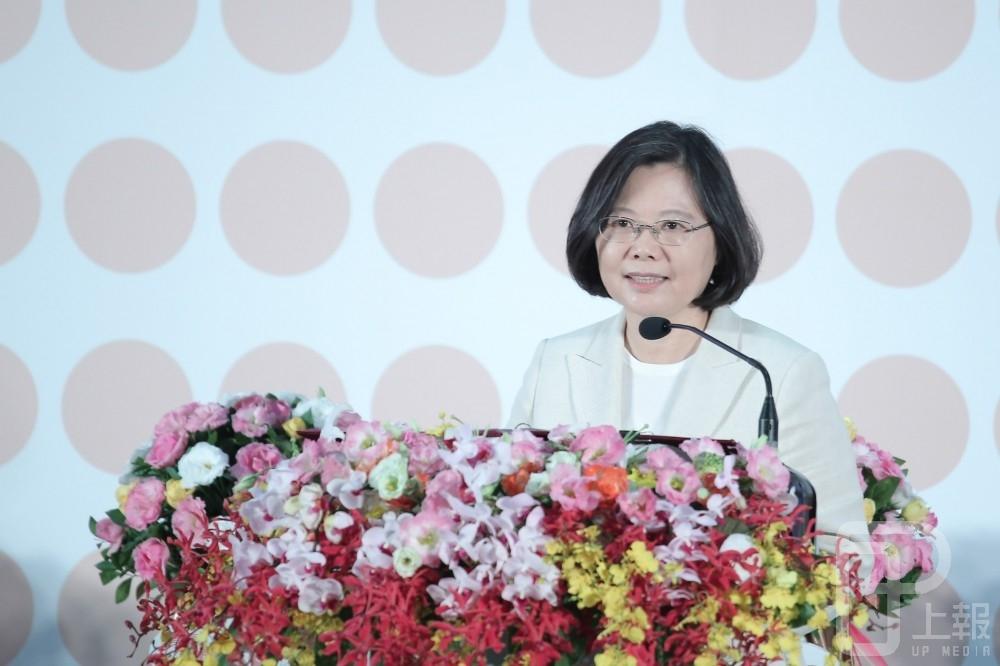 蔡英文總統12日接受媒體專訪時表示，政府對兩岸關係的基本立場，就是維持台灣民主及台海和平的現狀，推動兩岸建設性的交流與對話。（資料照片）