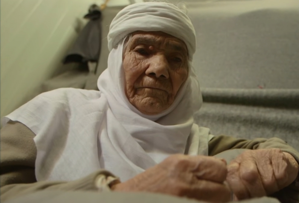 高齡115歲的敘利亞難民艾妲。（翻攝自影片）