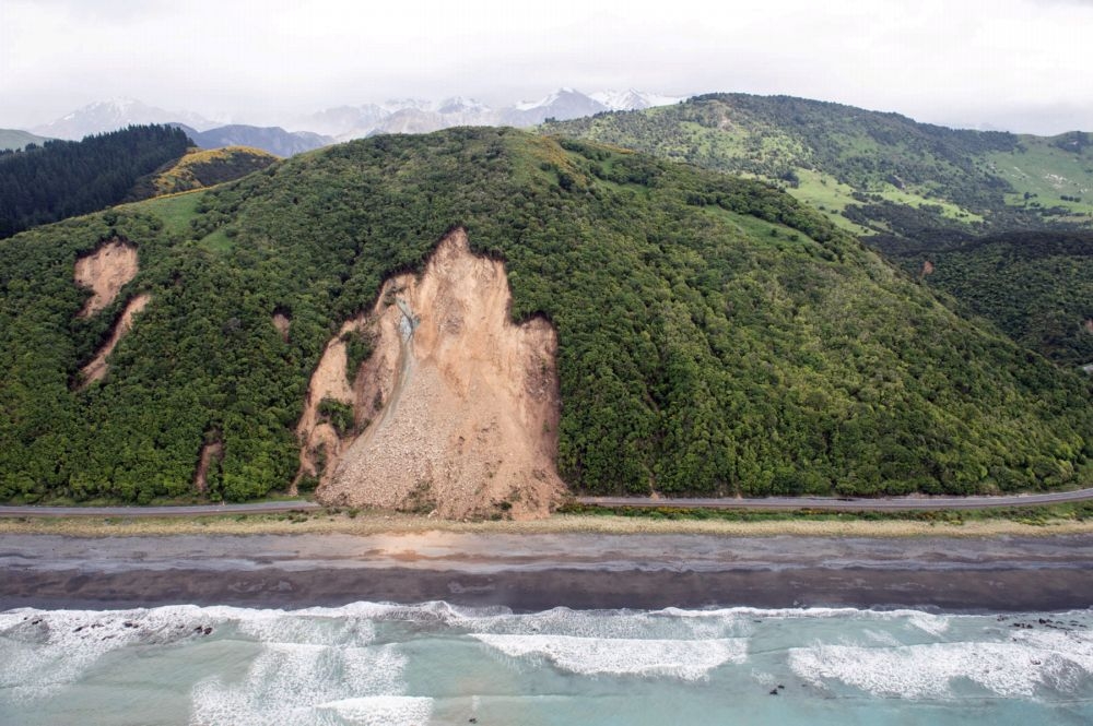 紐西蘭賞鯨重鎮凱庫拉（Kaikoura）當地的土石流景象。（湯森路透）
