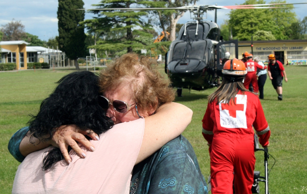 紐西蘭南島在14日強震後餘震不斷，導致山崩阻斷聯外道路，讓上千災民滯留在重災區。災民見直升機抵達救援，情緒激動。（湯森路透）