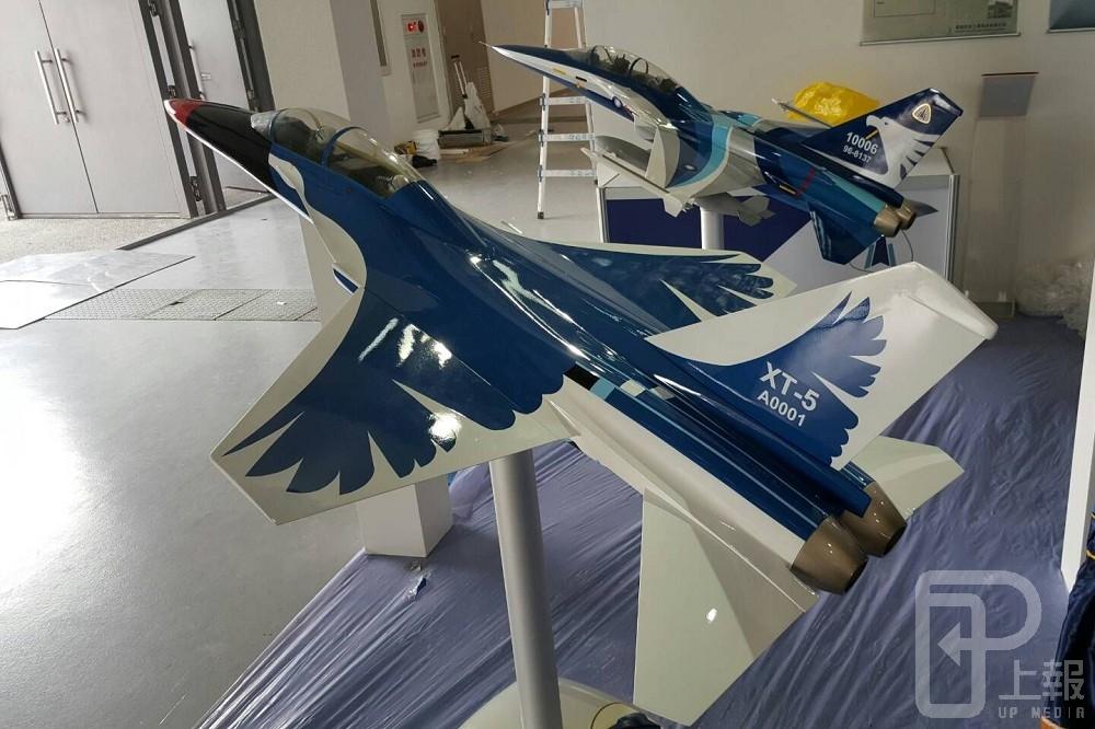 中科院院長張冠群表示，空軍高教機預計可在2020年進行原型機首飛。圖為T-5「藍鵲」教練機，全案總預算686億元。(攝影：朱明)