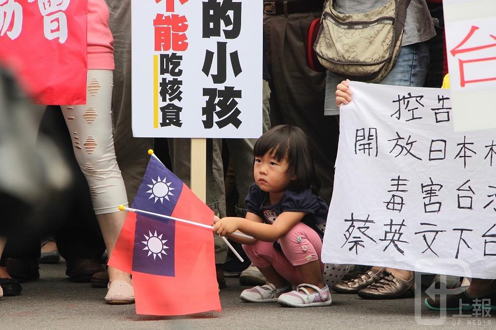 日本核災食品是否開放引起爭議，國民黨18日召各縣市議員至行政院抗議「日本核災食品輸台」，也動員逾百位民眾到行政院門口抗議。（攝影：李隆揆）