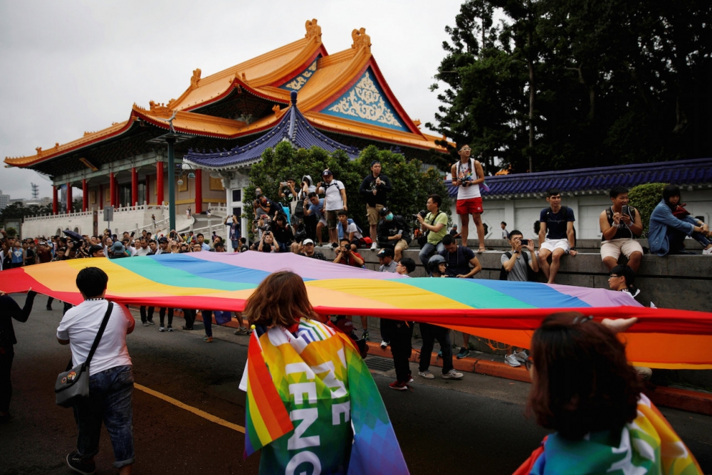 台灣究竟能不能成為紐約時報所稱「亞洲婚姻平權的燈塔」，這正是挑戰大法官釋憲勇氣的關鍵時刻。（湯森路透）