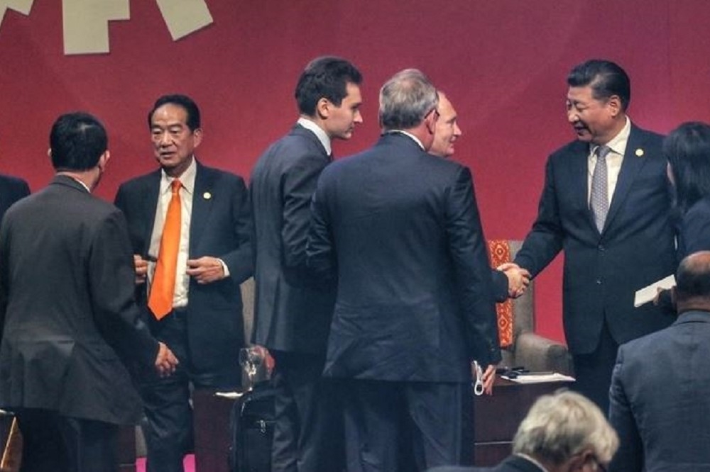 APEC（亞太經濟合作會議）領袖代表宋楚瑜（左二）和中國國家主席習近平（右一）在ABAC（企業諮詢委員會）大會上。APEC顧問李鴻鈞證實，兩人會前有自然互動談話超過10分鐘。（中華台北代表團提供）
