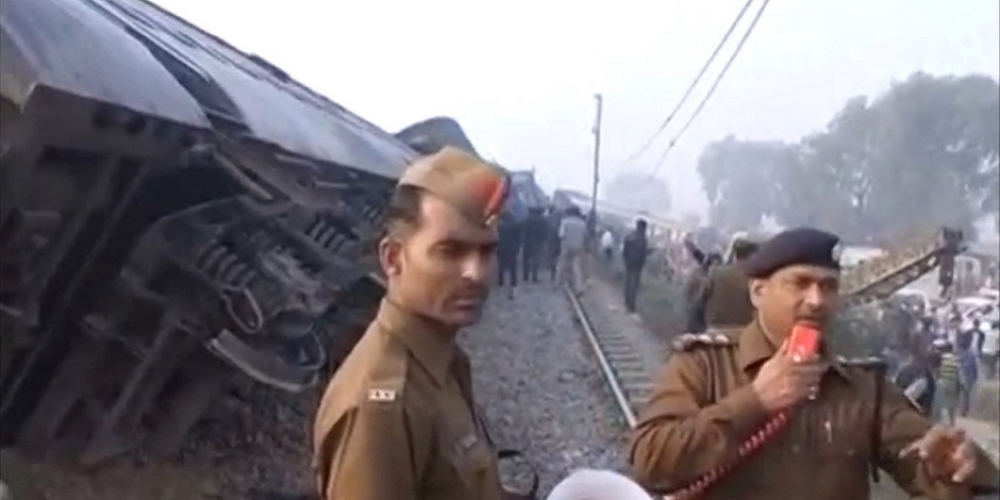 印度北部20日發生火車出軌意外。（湯森路透）