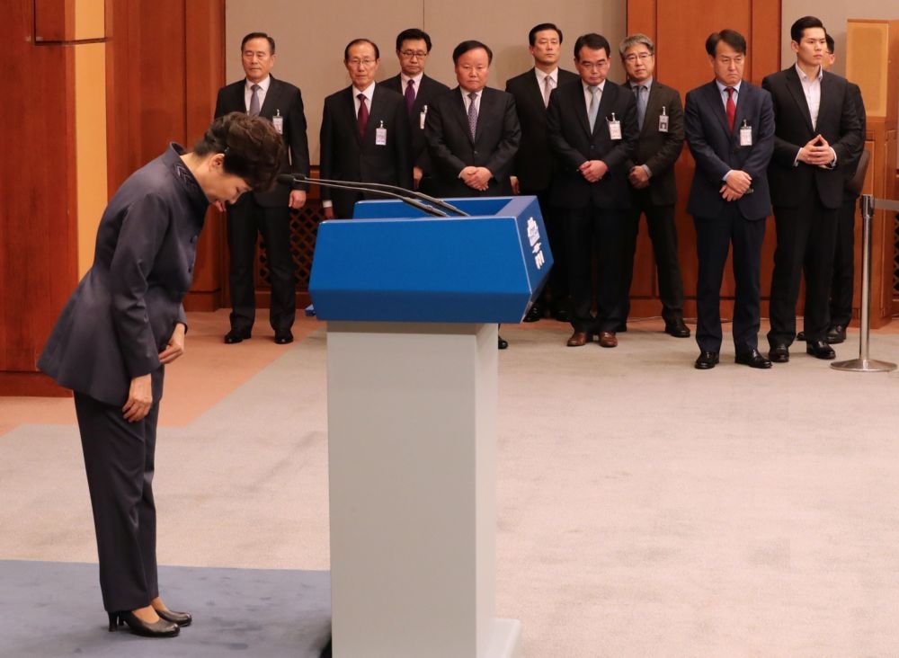 朴槿惠深陷「閨密干政」風波，放棄實權後，恐遭彈劾，圖為10月25日出面發表談話資料照片。（湯森路透）