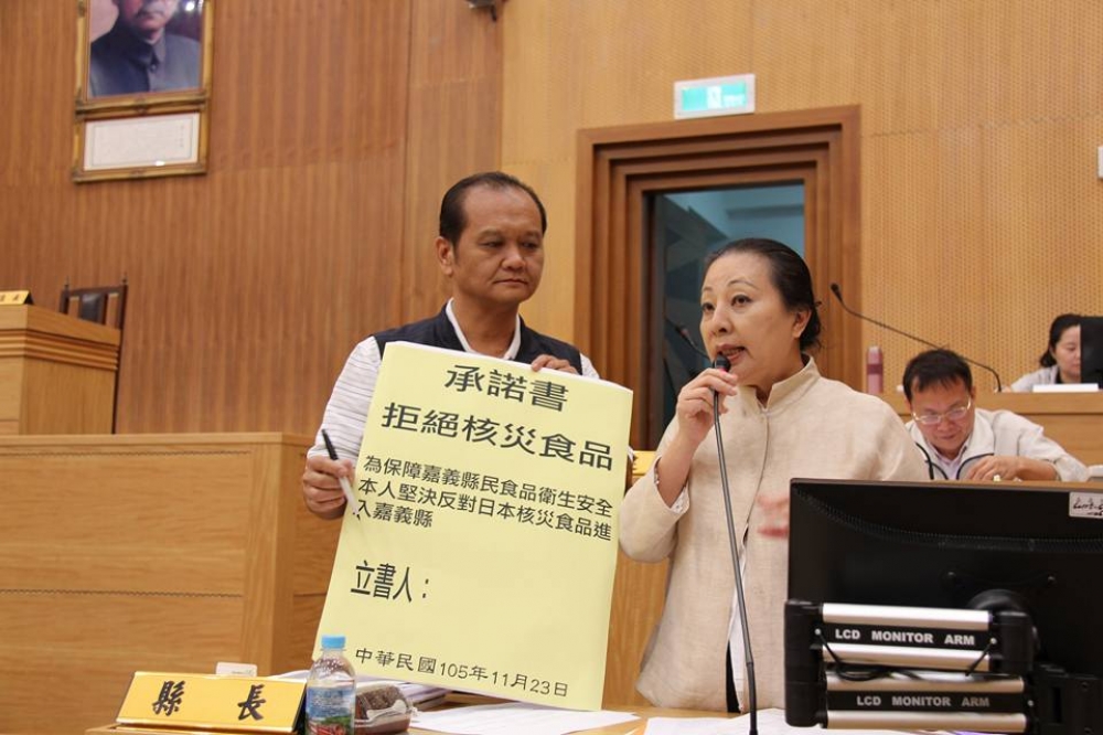 嘉義縣議員李國勝（左）在議會拿出「拒絕核災食品」承諾書，要求縣長張花冠（右）簽名，但遭張花冠拒絕。（翻攝自李國勝臉書）