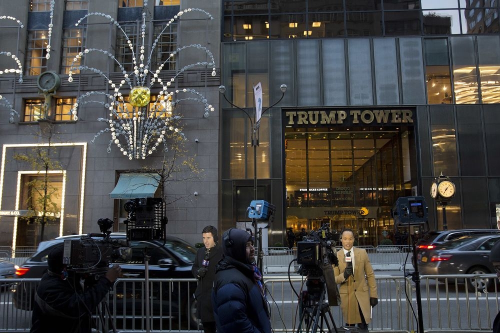 紐約第五大道上的川普大廈（Trump Tower)，最近像是政治麥加，也像是臨時白宮，供川普「召見」各媒體高層。（美聯社）
