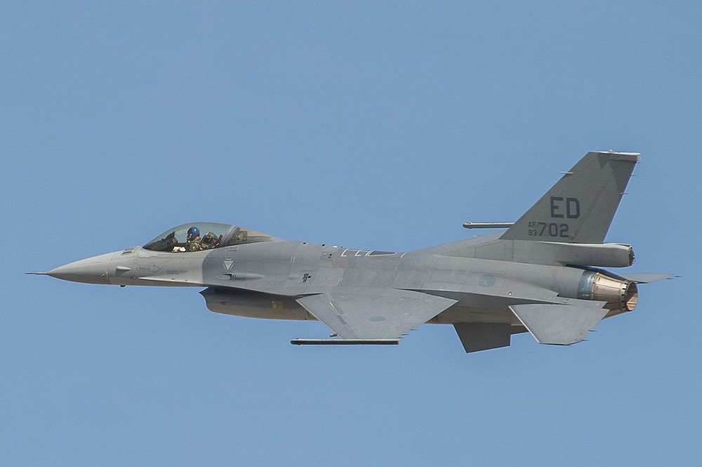 據知情人士指出，F-16V型戰機升級研發工程，因換裝全新電子掃描相位陣列雷達（AESA）與系統整合等技術問題，超出規畫的預算，必須調漲價格，評估將多耗百億元台幣。（美商洛馬公司提供）