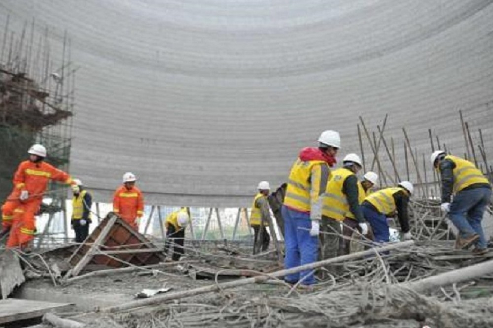 24日上午中國江西省豐城市發電廠發生施工平台倒塌事故，死亡人數從20餘人上升到超過67人。 （翻攝自中新網）