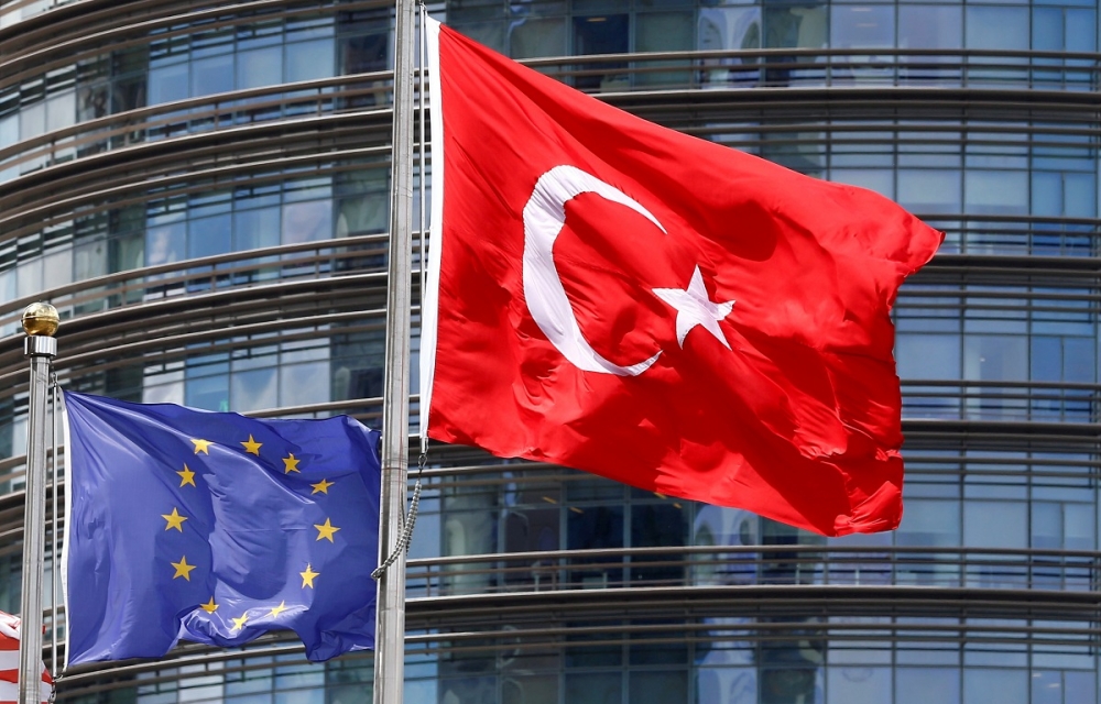歐盟旗幟與土耳其國旗在伊斯坦堡一間飯店外飛揚。（湯森路透）