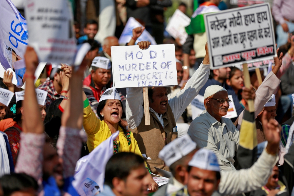 印度民眾集結抗議總理莫迪的換鈔政策。（湯森路透）
