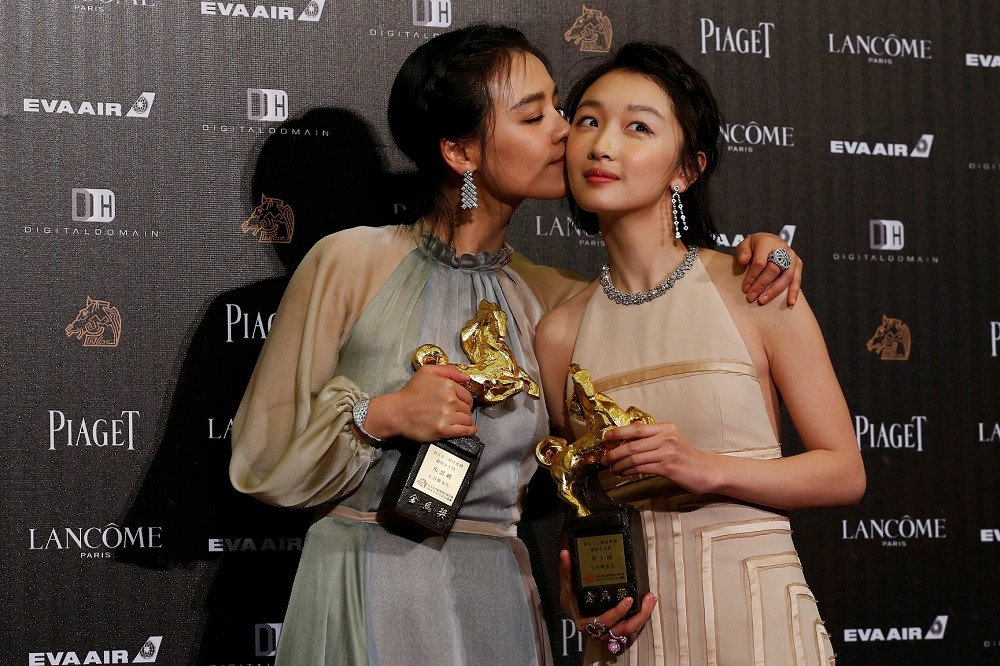 主演《七月與安生》的中國女演員馬思純、周冬雨「破例」獲頒雙影后，成為今年金馬獎典禮最大亮點。（湯森路透）