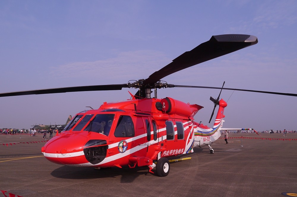 台中空軍清泉崗基地11月26日開放，內政部空勤總隊展示由陸軍移撥的黑鷹救難直升機，未加裝「第三代前置紅外線顯像儀（FLIR）」的機型。（攝影：朱明）
