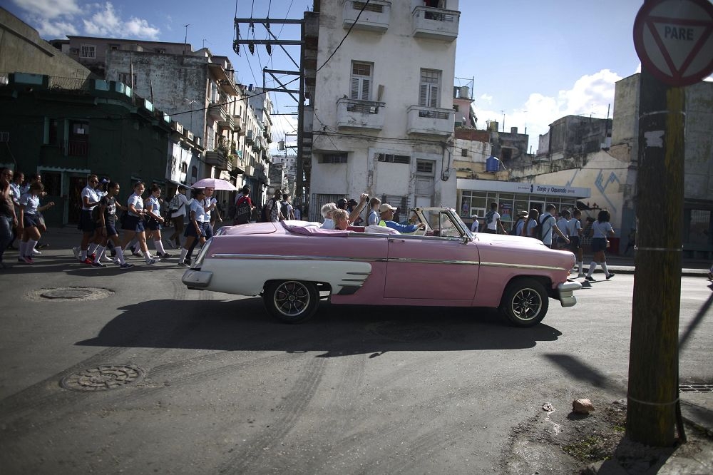 老卡斯楚辭世，小卡斯楚（古巴總統勞爾）準備交棒，古巴社會出現開放與和解的轉變之際，未來的古巴，將呈現老卡斯楚一生絕對意想不到的發展結局。（古巴首都哈瓦那街頭／湯森路透）