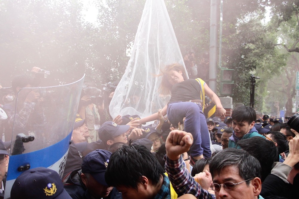 2日中午，在立院外抗議的勞團發動攻勢，不僅丟煙霧彈，現場更爆發衝突，一片混亂。 （攝影：李隆揆）