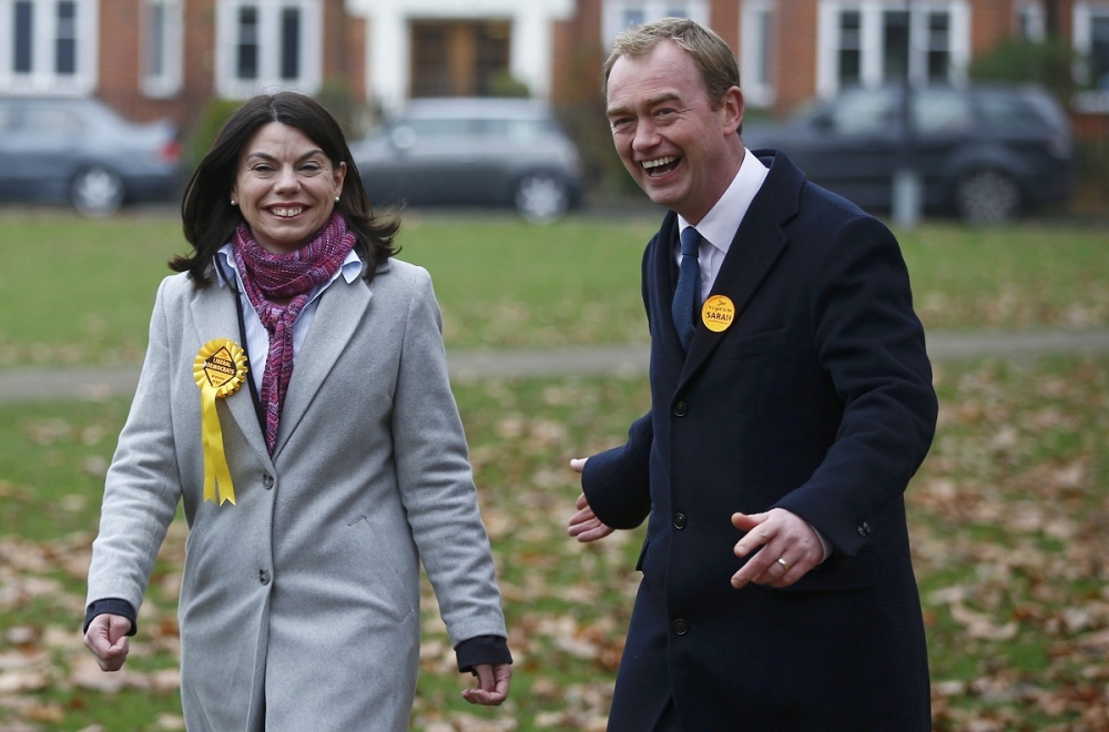 英國自民黨國會議員勝選人歐妮（左）與黨魁法隆（右）。（湯森路透）
