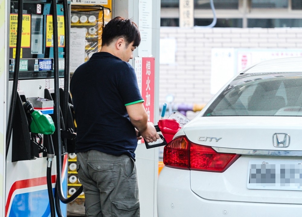 中油宣布，依浮動油價機制計算，5日凌晨零時起，各式汽柴油每公升調漲0.3元。（攝影：蘇郁晴）